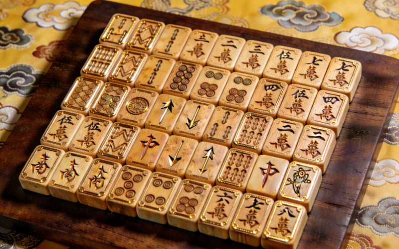 麻将牌整齐排列在桌面上，展示中国传统麻将文化的精致牌面
