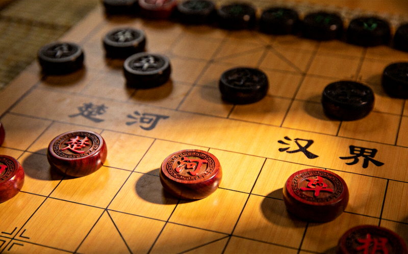中国象棋棋盘与棋子特写，展现楚河汉界经典棋牌竞技文化